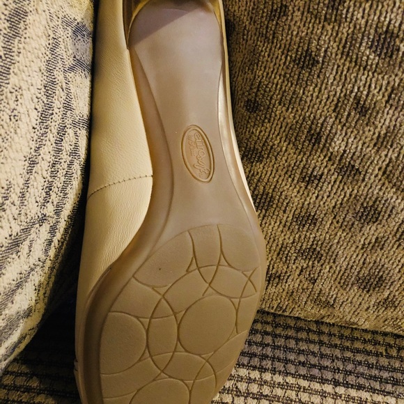 Leather Tan Eürosoft comfortable medium heels. - Picture 4 of 6